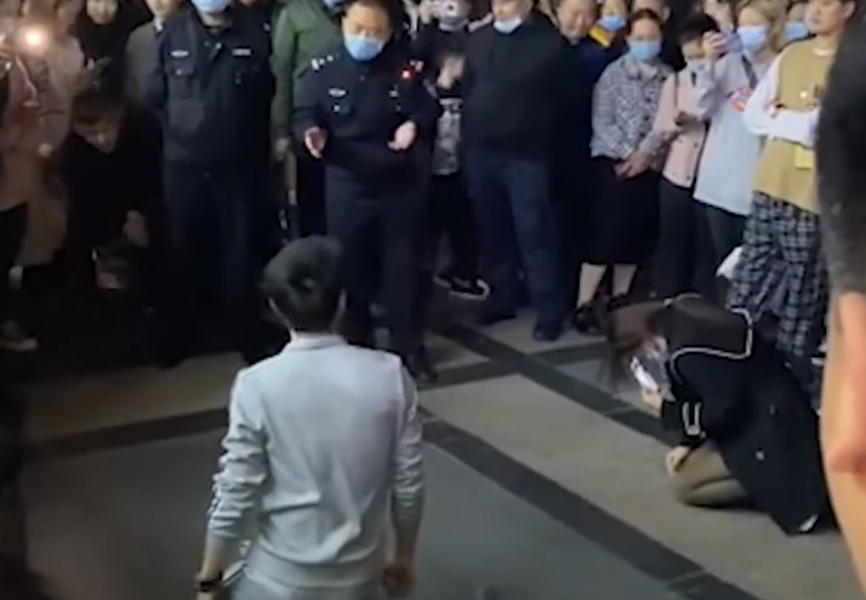 郑州男子爬行最新报道,郑州男子爬行现象，探寻背后的故事与意义，郑州男子爬行现象揭秘，背后的故事与意义最新报道